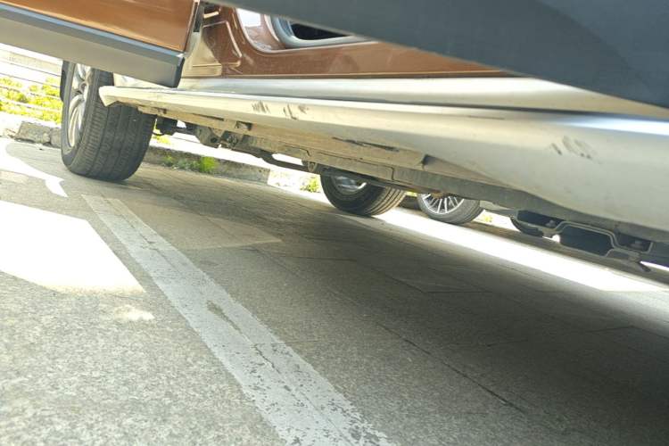 Used Roewe RX8 2018 30T Smart Connectivity Two-Wheel Drive Flagship Edition Right Side Sill