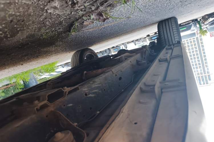 Used Roewe RX8 2018 30T Smart Connectivity Two-Wheel Drive Supreme Edition Right Side Sill
