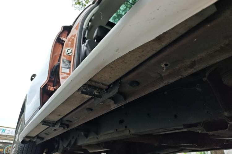 Used Roewe RX8 2018 30T Smart Connectivity Two-Wheel Drive Supreme Edition Right Side Sill