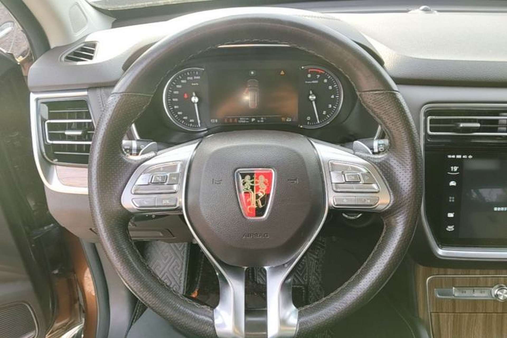 Used Roewe RX8 2018 30T Smart Connectivity All-Wheel Drive Supreme Edition Steering Wheel