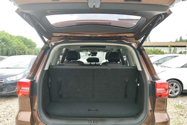 Used Roewe RX8 2018 30T Smart Connectivity All-Wheel Drive Supreme Edition Trunk