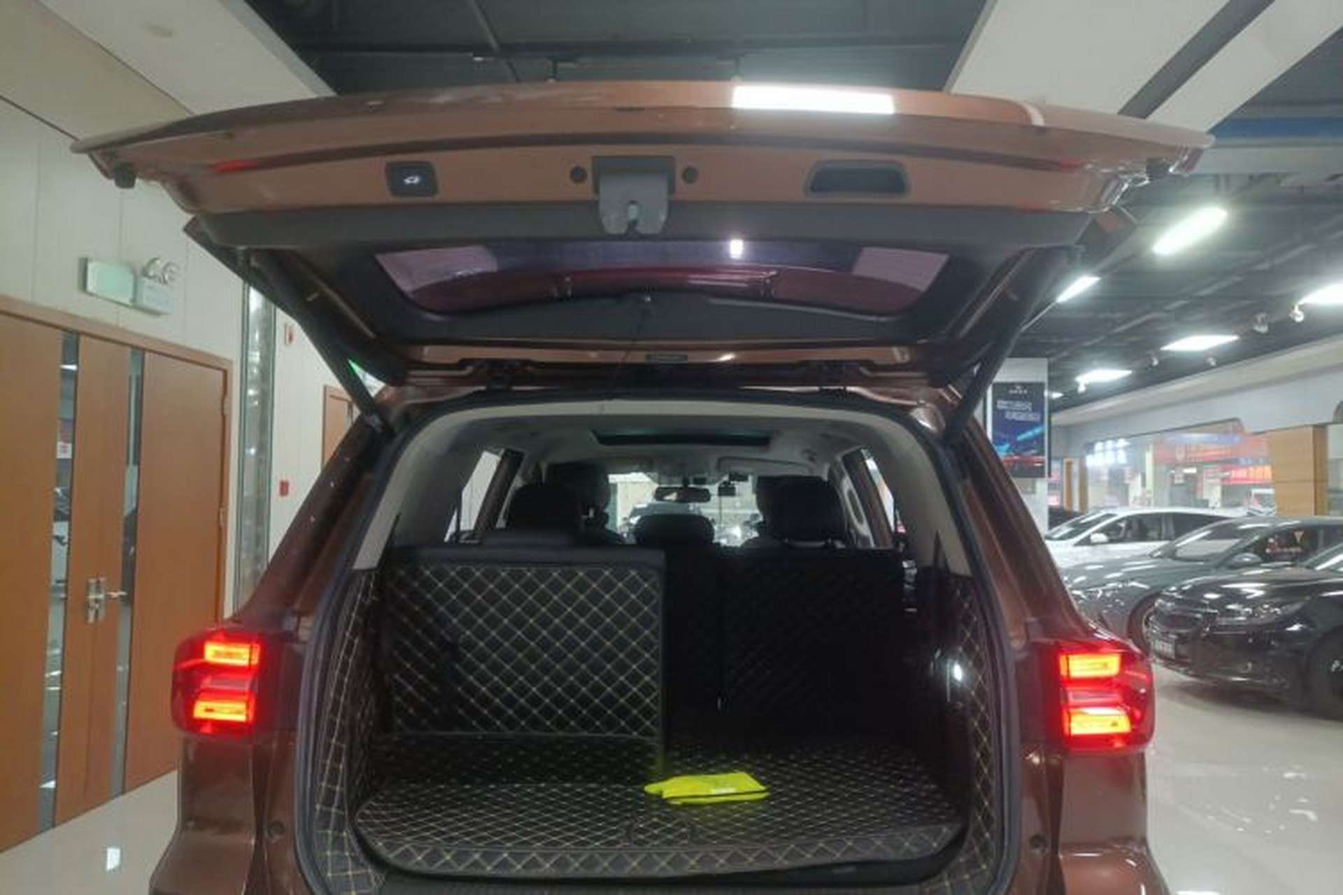 Used Roewe RX8 2018 30T Smart Connectivity Four-Wheel Drive Flagship Edition Trunk