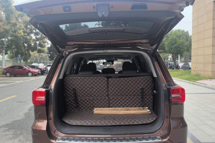 Used Roewe RX8 2018 30T Smart Connectivity All-Wheel Drive Supreme Edition Trunk