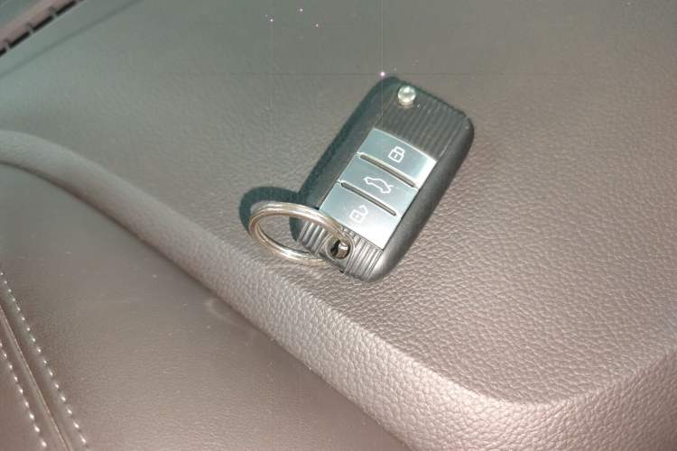Used Roewe RX8 2018 30T Smart Connectivity Two-Wheel Drive Flagship Edition Vehicle Key