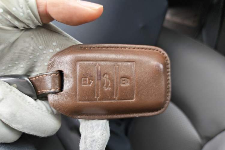 Used Roewe RX8 2018 30T Smart Connectivity Two-Wheel Drive Supreme Edition Vehicle Key