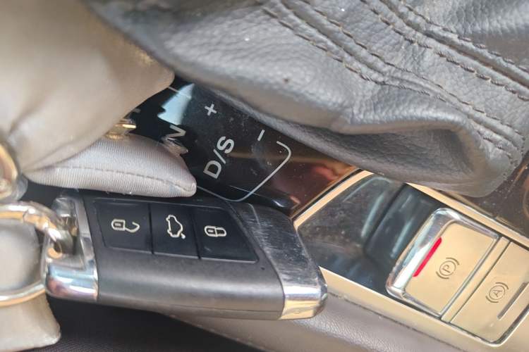 Used Roewe RX8 2018 30T Smart Connectivity Two-Wheel Drive Supreme Edition Vehicle Key