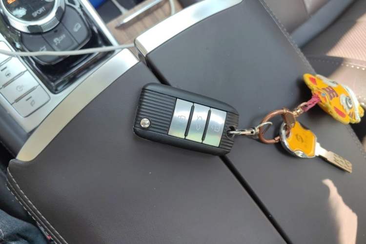 Used Roewe RX8 2018 30T Smart Connectivity All-Wheel Drive Supreme Edition Vehicle Key