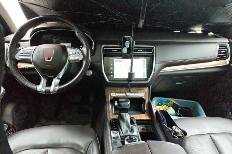 Used Roewe RX8 2018 30T Smart Connectivity All-Wheel Drive Supreme Edition Center Console