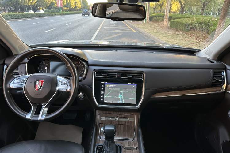 Used Roewe RX8 2018 30T Smart Connectivity Two-Wheel Drive Flagship Edition Center Console