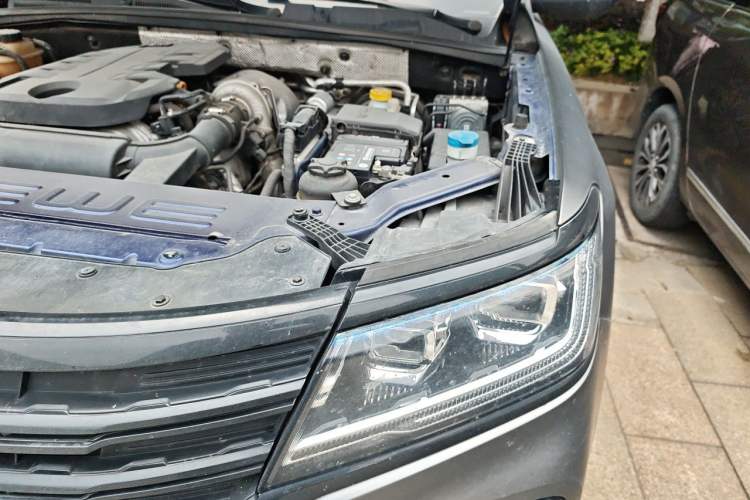 Used Roewe RX8 2018 30T Smart Connectivity All-Wheel Drive Supreme Edition Engine Bay Left