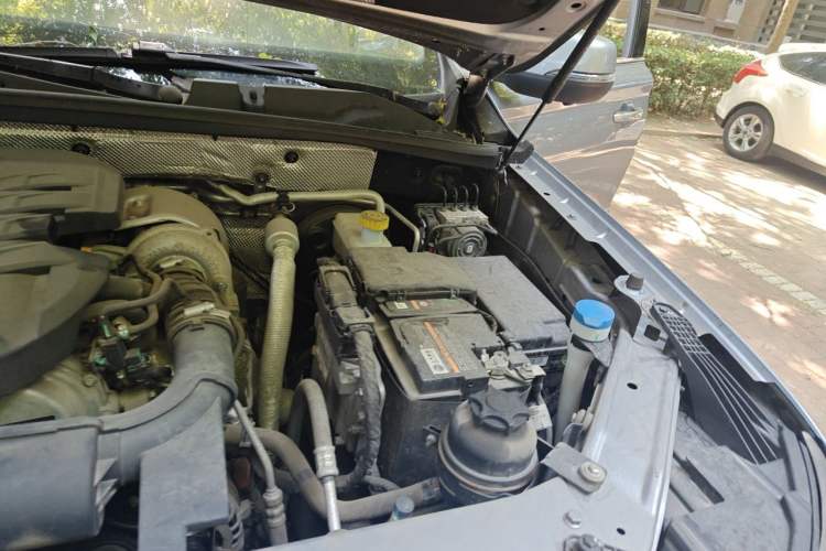 Used Roewe RX8 2018 30T Smart Connectivity Two-Wheel Drive Supreme Edition Engine Bay Left