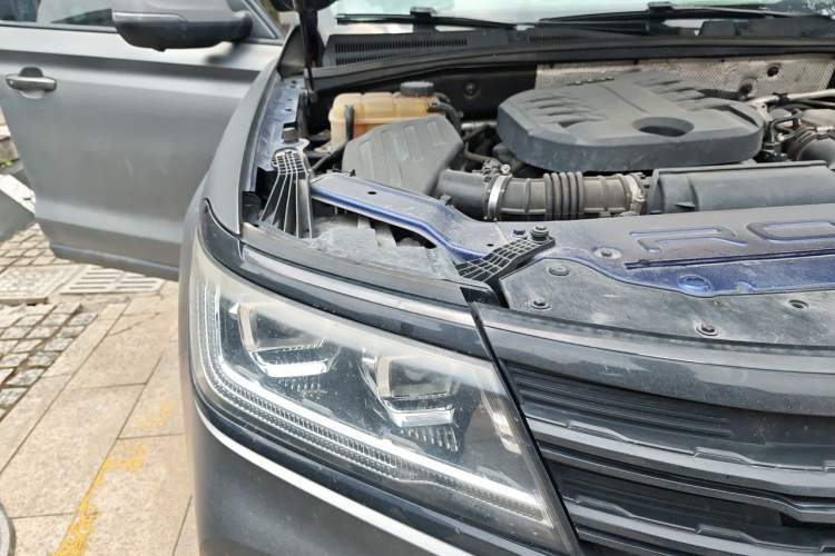 Used Roewe RX8 2018 30T Smart Connectivity All-Wheel Drive Supreme Edition Engine Bay Right