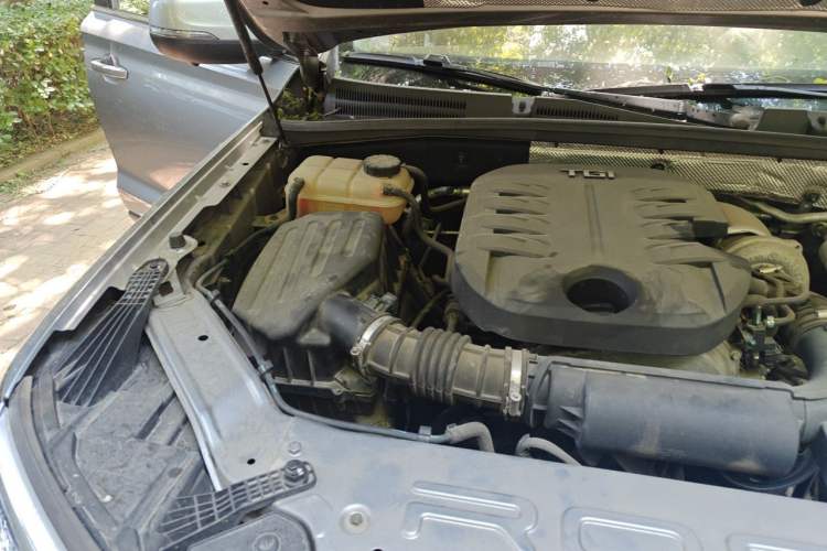 Used Roewe RX8 2018 30T Smart Connectivity Two-Wheel Drive Supreme Edition Engine Bay Right