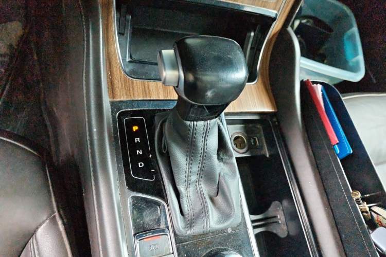 Used Roewe RX8 2018 30T Smart Connectivity All-Wheel Drive Supreme Edition Gear Lever