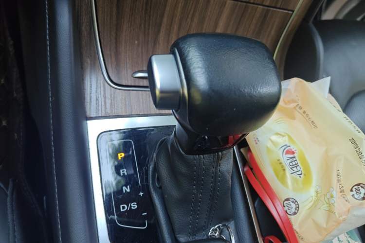 Used Roewe RX8 2018 30T Smart Connectivity Two-Wheel Drive Supreme Edition Gear Lever