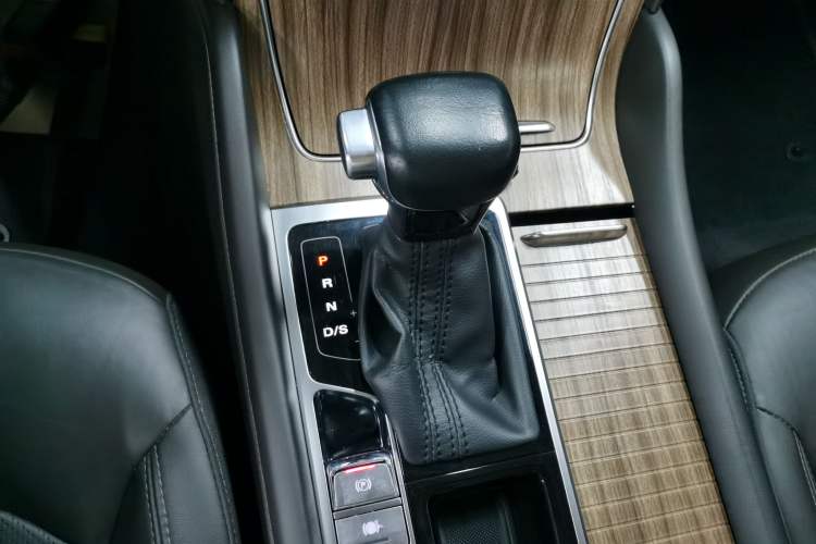 Used Roewe RX8 2018 30T Smart Connectivity Two-Wheel Drive Flagship Edition Gear Lever