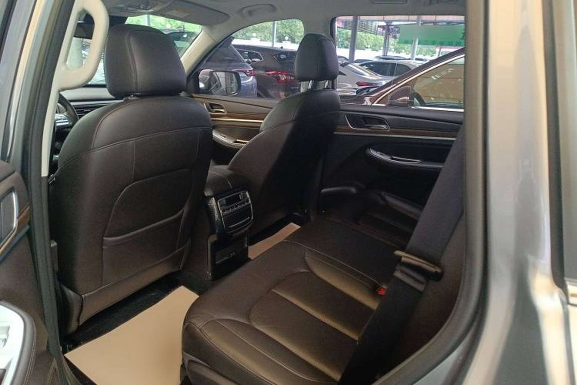 Used Roewe RX8 2018 30T Smart Connectivity All-Wheel Drive Supreme Edition Interior 1
