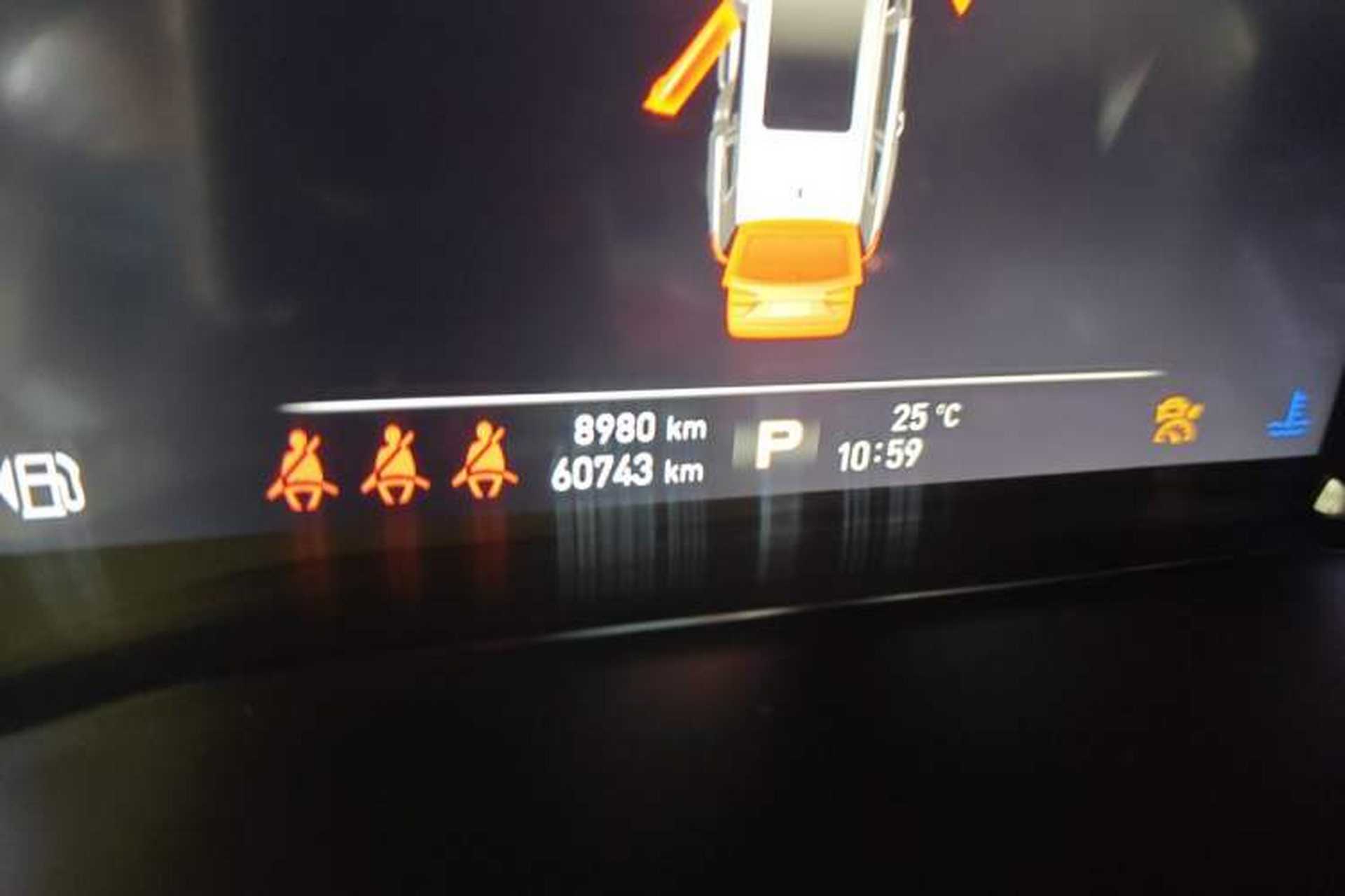 Used Roewe RX8 2018 30T Smart Connectivity Two-Wheel Drive Supreme Edition Odometer Close Up