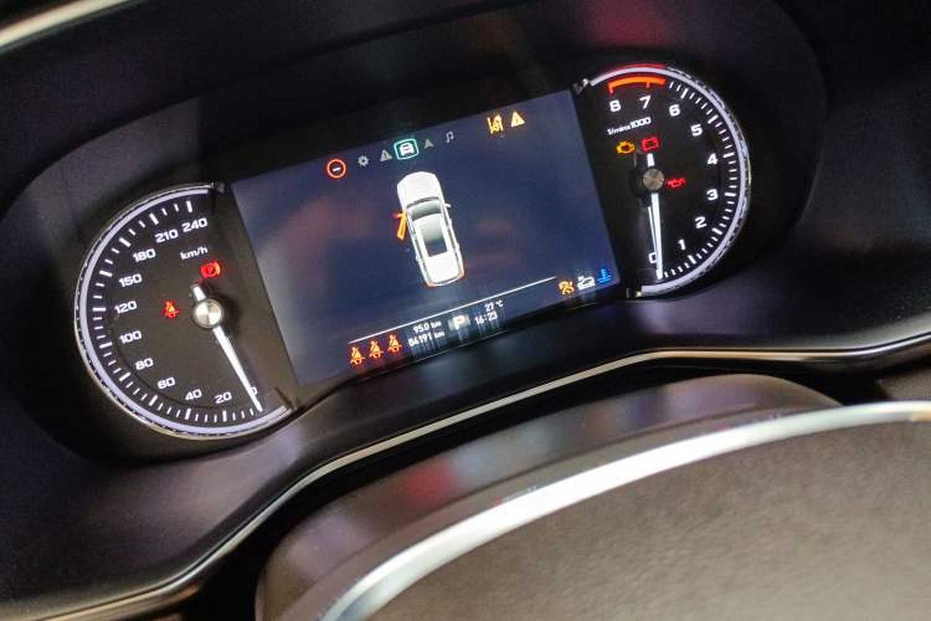 Used Roewe RX8 2018 30T Smart Connectivity All-Wheel Drive Supreme Edition Odometer Close Up