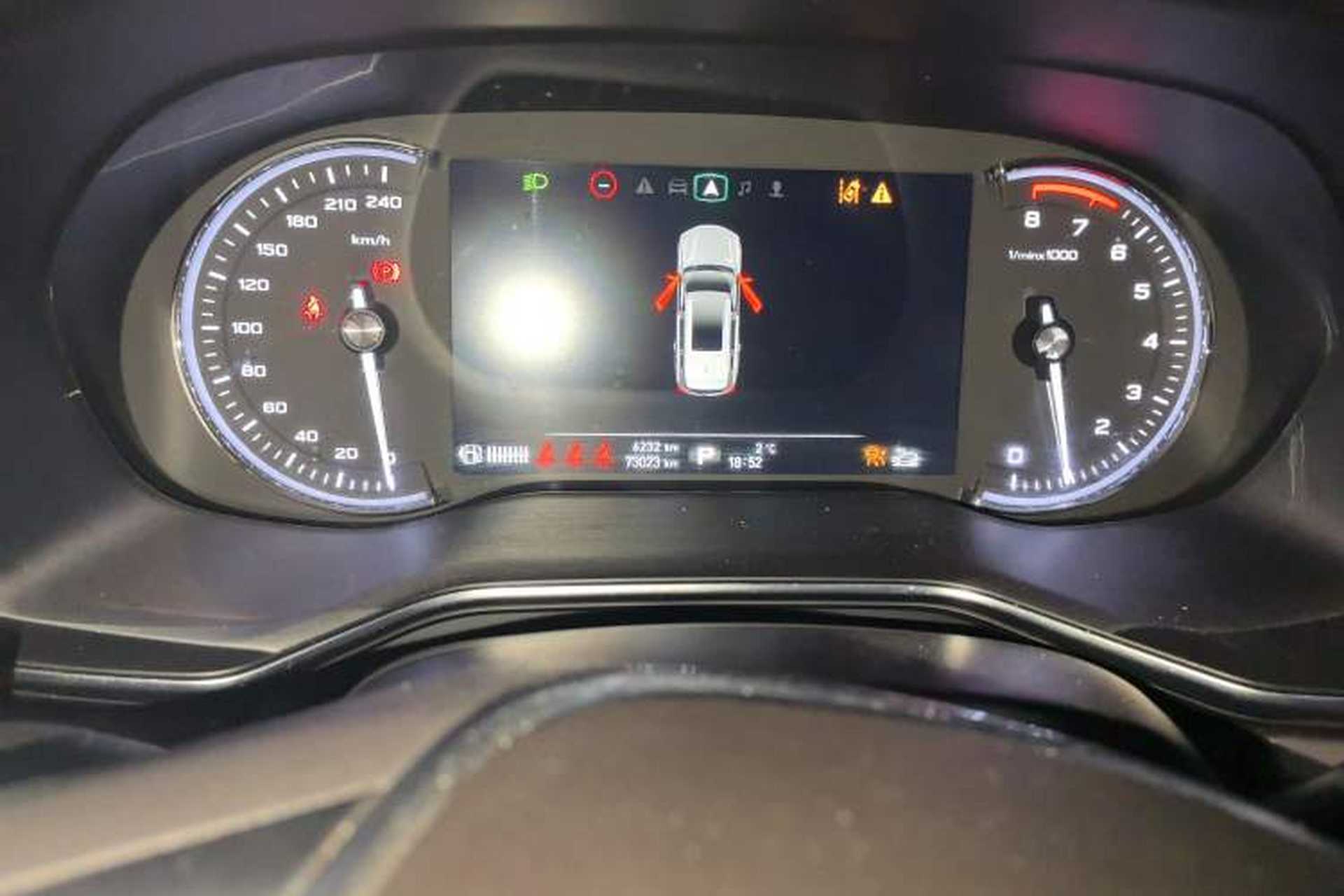 Used Roewe RX8 2018 30T Smart Connectivity All-Wheel Drive Supreme Edition Odometer Close Up