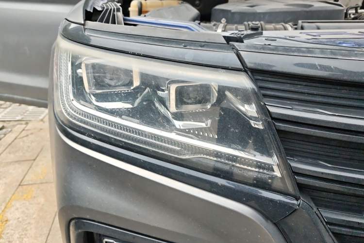 Used Roewe RX8 2018 30T Smart Connectivity All-Wheel Drive Supreme Edition Right Front Headlight