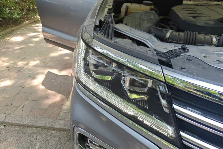 Used Roewe RX8 2018 30T Smart Connectivity Two-Wheel Drive Supreme Edition Right Front Headlight