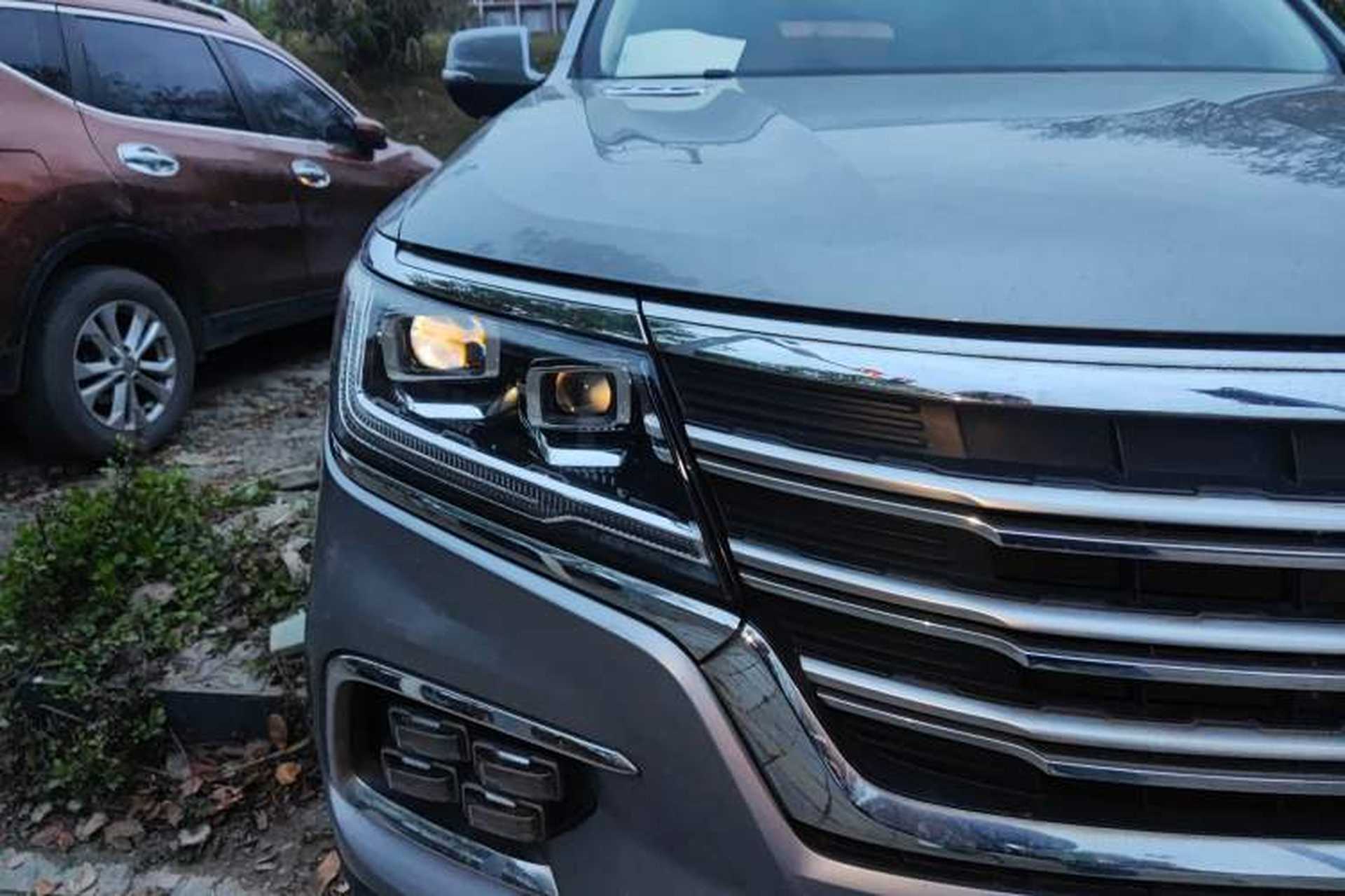 Used Roewe RX8 2018 30T Smart Connectivity Four-Wheel Drive Flagship Edition Right Front Headlight
