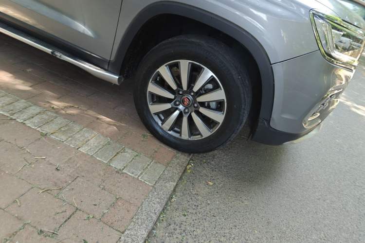 Used Roewe RX8 2018 30T Smart Connectivity Two-Wheel Drive Supreme Edition Right Front Wheel Hub