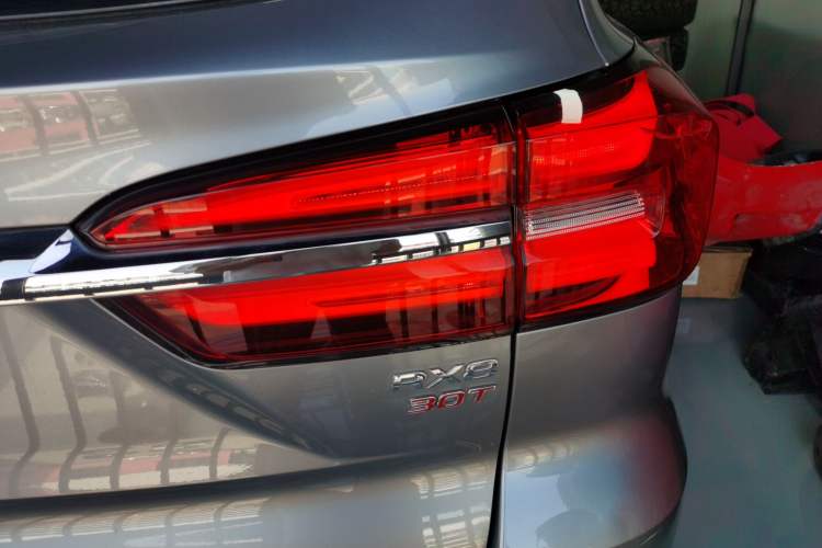 Used Roewe RX8 2018 30T Smart Connectivity Two-Wheel Drive Flagship Edition Right Rear Taillight