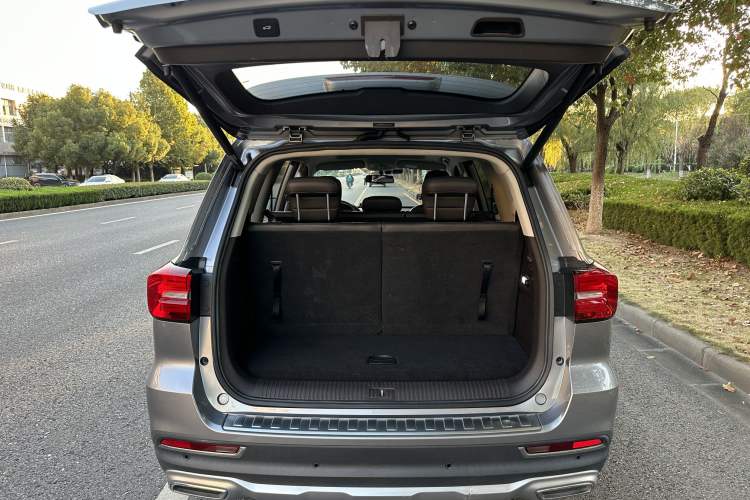 Used Roewe RX8 2018 30T Smart Connectivity Two-Wheel Drive Flagship Edition Trunk