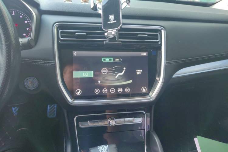 Used Roewe RX8 2018 30T Two-Wheel Drive Flagship Edition Audio And AC Panel