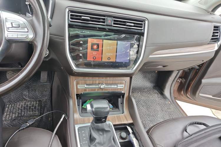 Used Roewe RX8 2018 30T Smart Connectivity Two-Wheel Drive Flagship Edition Audio And AC Panel