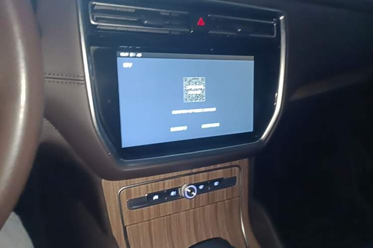 Used Roewe RX8 2018 30T Smart Connectivity Two-Wheel Drive Supreme Edition Audio And AC Panel