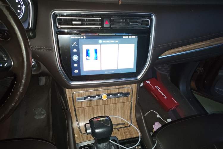 Used Roewe RX8 2018 30T Smart Connectivity Two-Wheel Drive Flagship Edition Audio And AC Panel