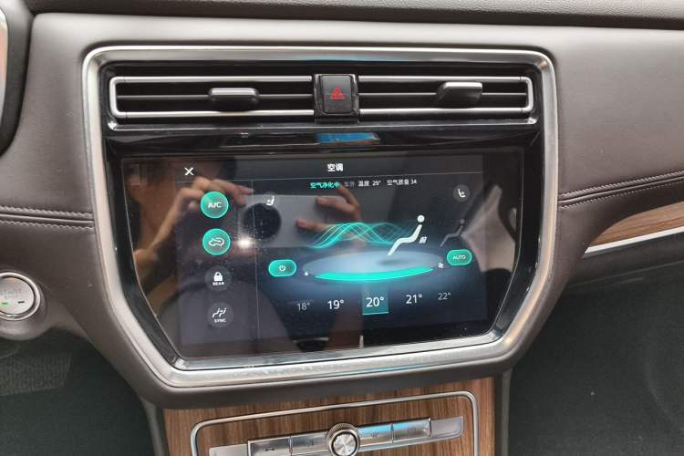 Used Roewe RX8 2018 30T Smart Connectivity Two-Wheel Drive Flagship Edition Audio And AC Panel