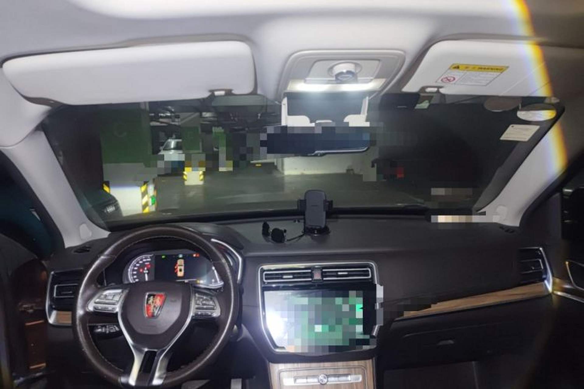 Used Roewe RX8 2018 30T Smart Connectivity All-Wheel Drive Supreme Edition Center Console
