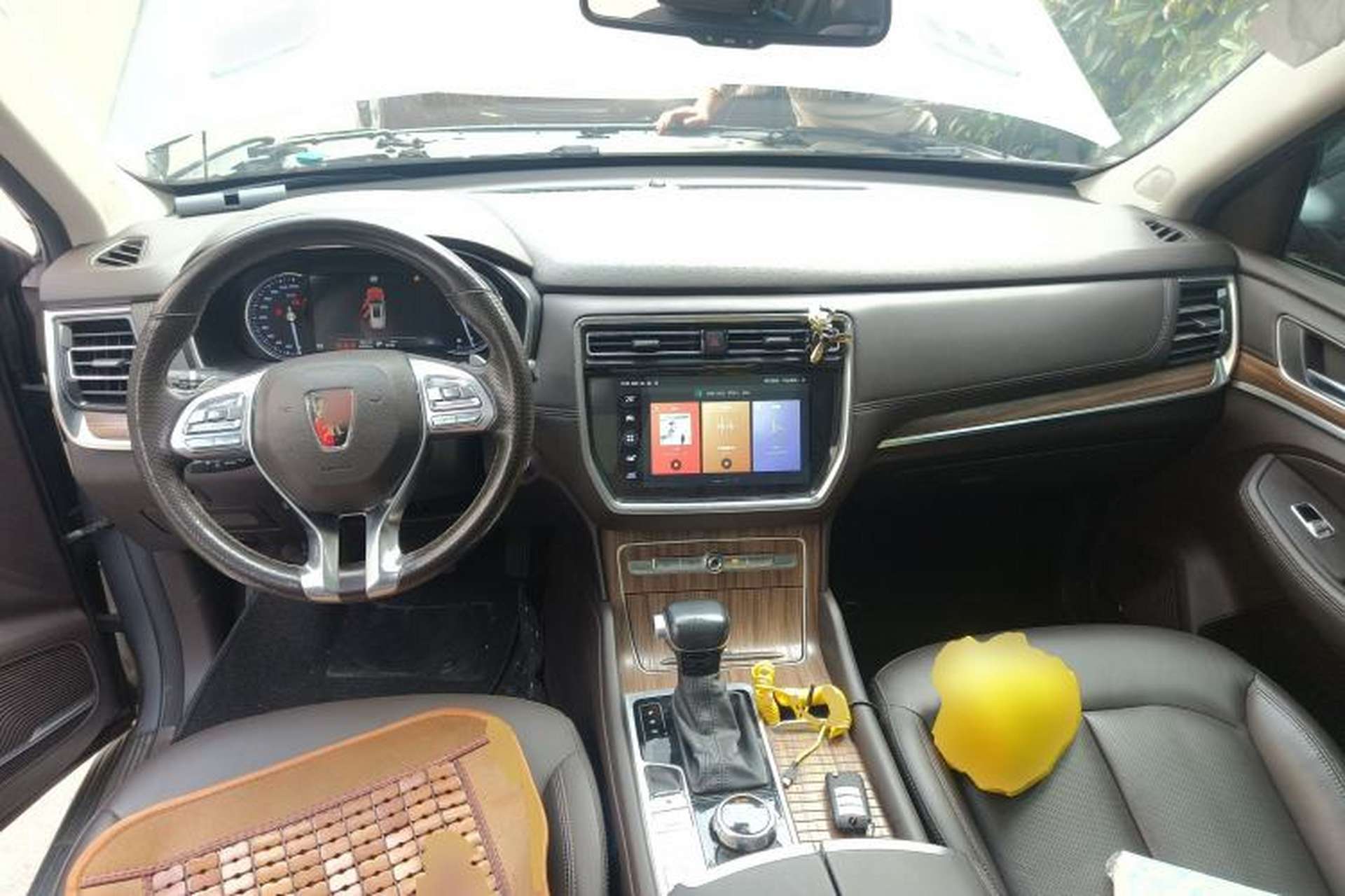 Used Roewe RX8 2018 30T Smart Connectivity All-Wheel Drive Supreme Edition Center Console