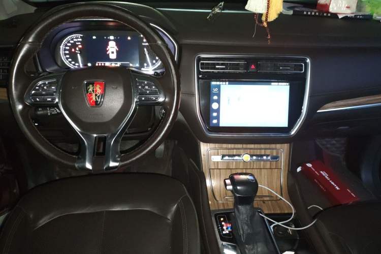 Used Roewe RX8 2018 30T Smart Connectivity Two-Wheel Drive Flagship Edition Center Console