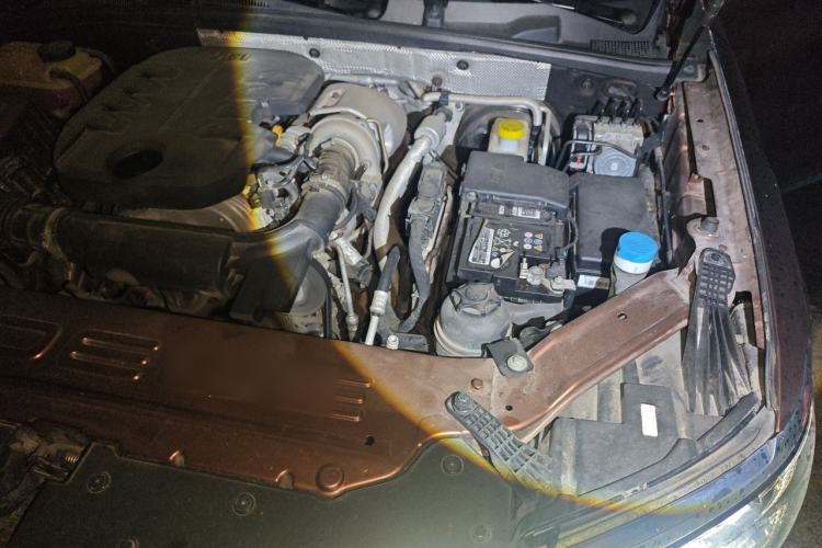 Used Roewe RX8 2018 30T Smart Connectivity Four-Wheel Drive Flagship Edition Engine Bay Left