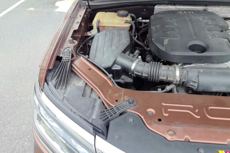 Used Roewe RX8 2018 30T Smart Connectivity All-Wheel Drive Supreme Edition Engine Bay Right
