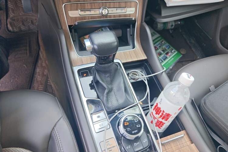 Used Roewe RX8 2018 30T Smart Connectivity All-Wheel Drive Supreme Edition Gear Lever
