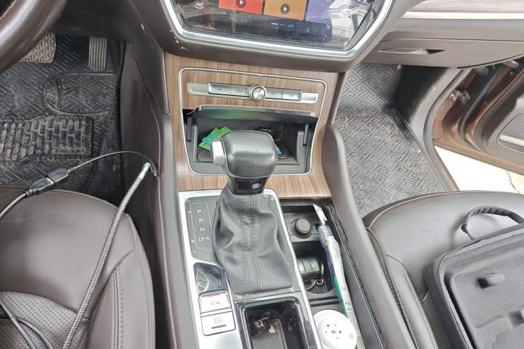 Used Roewe RX8 2018 30T Smart Connectivity Two-Wheel Drive Flagship Edition Gear Lever