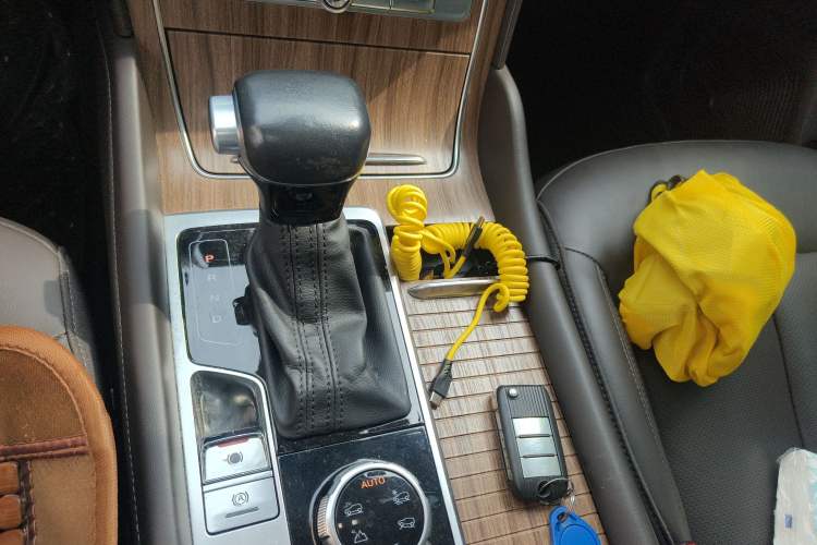 Used Roewe RX8 2018 30T Smart Connectivity All-Wheel Drive Supreme Edition Gear Lever