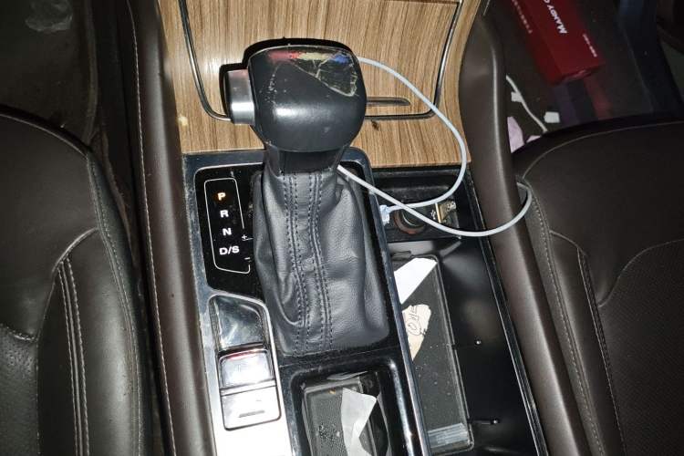 Used Roewe RX8 2018 30T Smart Connectivity Two-Wheel Drive Flagship Edition Gear Lever