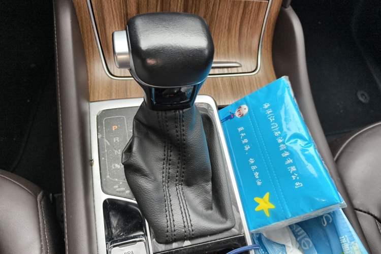 Used Roewe RX8 2018 30T Smart Connectivity Two-Wheel Drive Flagship Edition Gear Lever