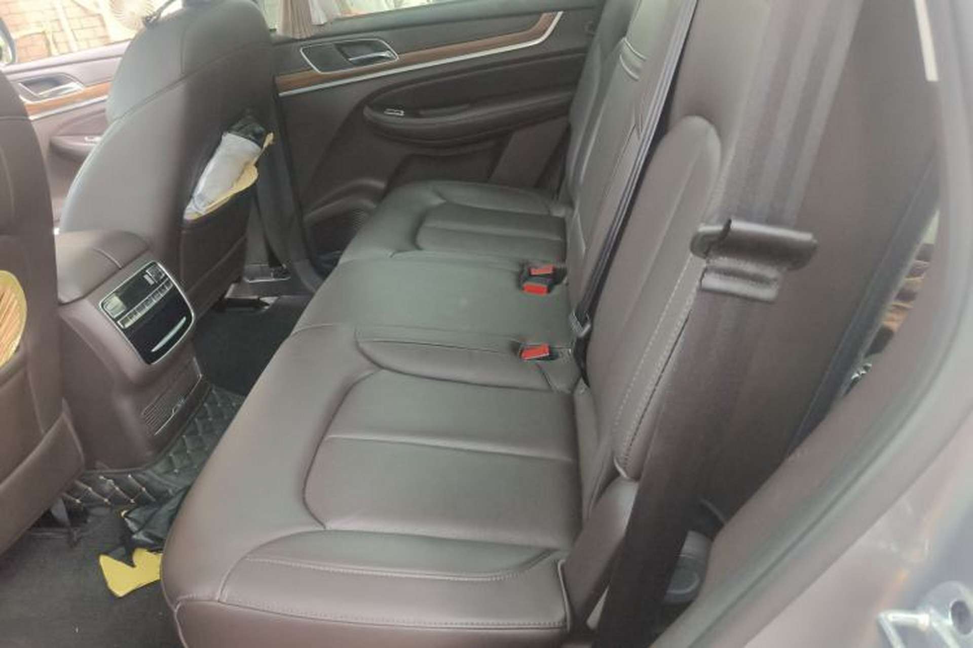 Used Roewe RX8 2018 30T Smart Connectivity All-Wheel Drive Supreme Edition Left Rear Seat