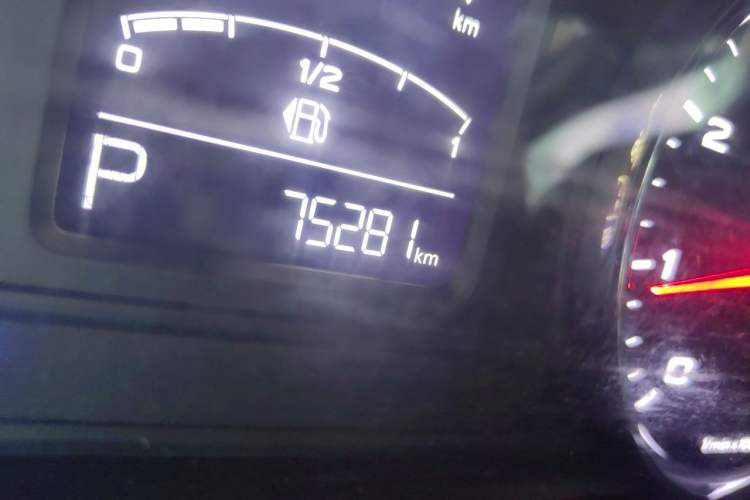 Used Roewe RX8 2018 30T Two-Wheel Drive Flagship Edition Odometer Close Up