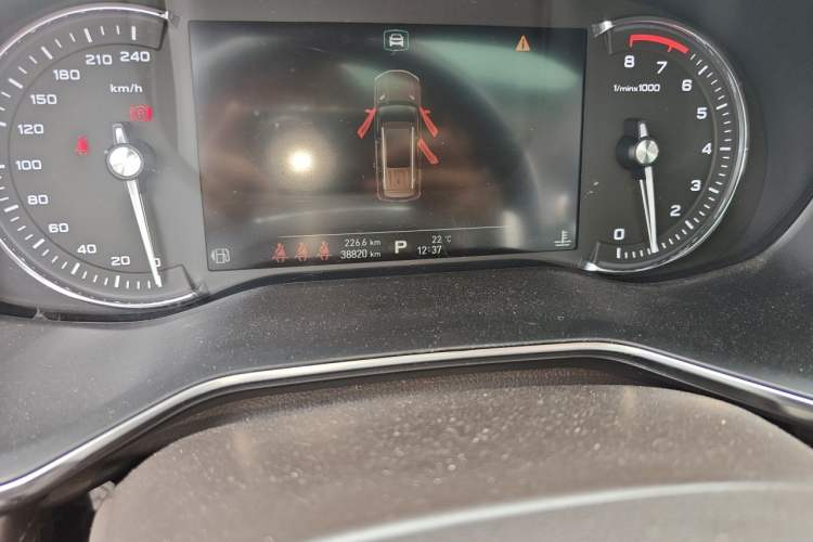 Used Roewe RX8 2018 30T Smart Connectivity Two-Wheel Drive Flagship Edition Odometer Close Up