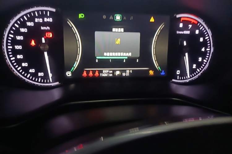 Used Roewe RX8 2018 30T Smart Connectivity Two-Wheel Drive Supreme Edition Odometer Close Up