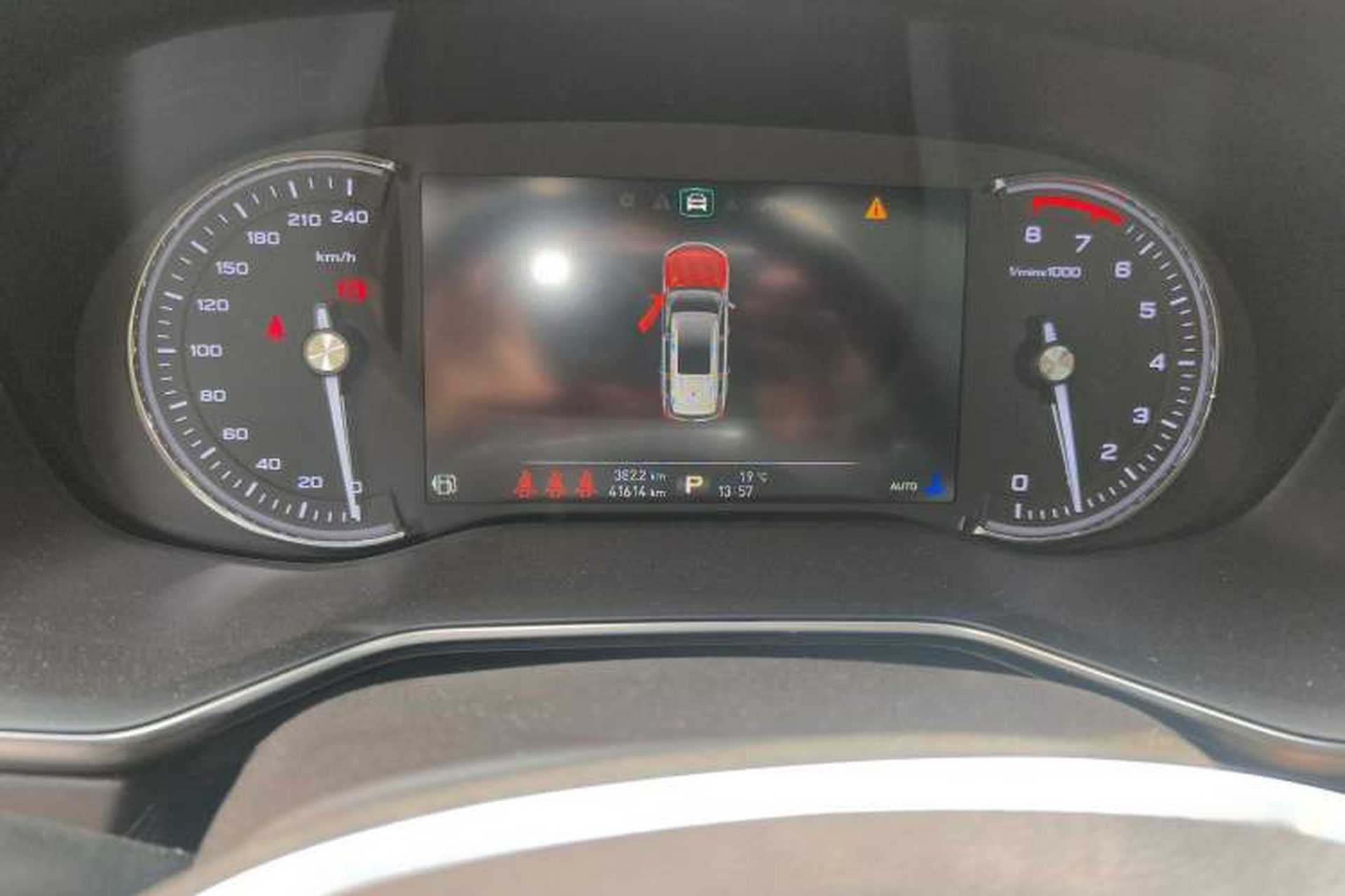 Used Roewe RX8 2018 30T Smart Connectivity All-Wheel Drive Supreme Edition Odometer Close Up